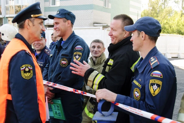 Алтайские пожарные соревновались в силовом многоборье - кроссфите. 16 августа 2017 года.