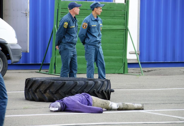 Алтайские пожарные соревновались в силовом многоборье - кроссфите. 16 августа 2017 года.