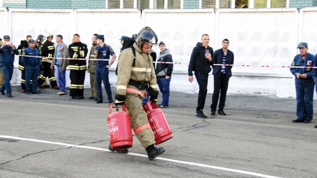 Алтайские пожарные соревновались в силовом многоборье - кроссфите. 16 августа 2017 года.