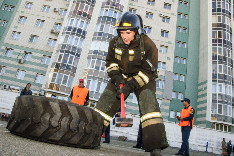 Алтайские пожарные соревновались в силовом многоборье - кроссфите. 16 августа 2017 года.