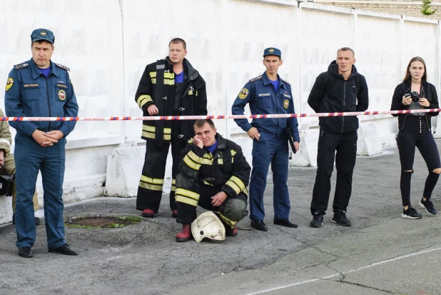 Алтайские пожарные соревновались в силовом многоборье - кроссфите. 16 августа 2017 года.