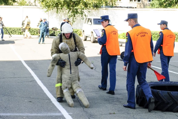 Алтайские пожарные соревновались в силовом многоборье - кроссфите. 16 августа 2017 года.