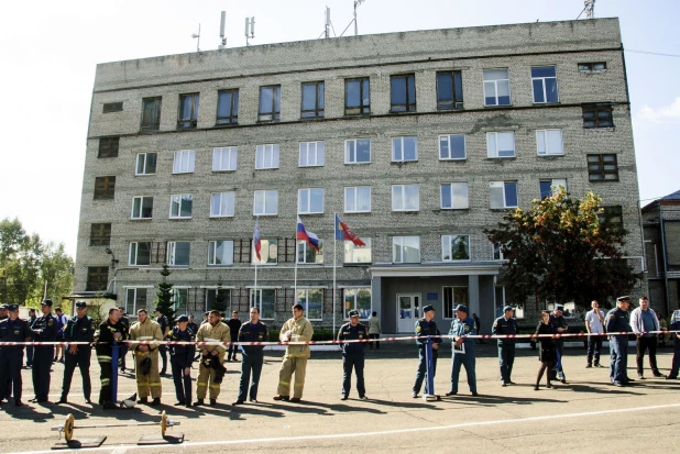 Алтайские пожарные соревновались в силовом многоборье - кроссфите. 16 августа 2017 года.