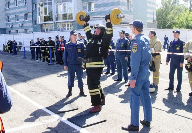 Алтайские пожарные соревновались в силовом многоборье - кроссфите. 16 августа 2017 года.