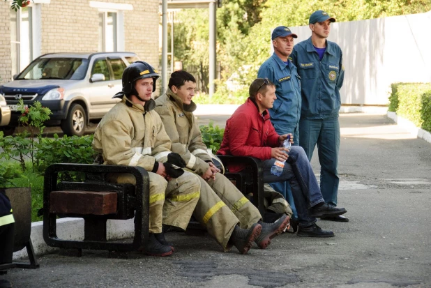 Алтайские пожарные соревновались в силовом многоборье - кроссфите. 16 августа 2017 года.