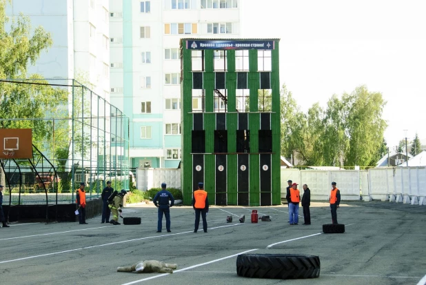 Алтайские пожарные соревновались в силовом многоборье - кроссфите. 16 августа 2017 года.