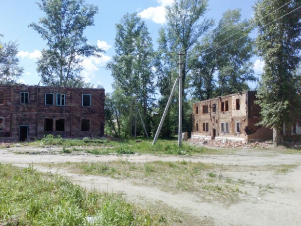 В Бийске на месте расселенных аварийных домов образовались свалки.