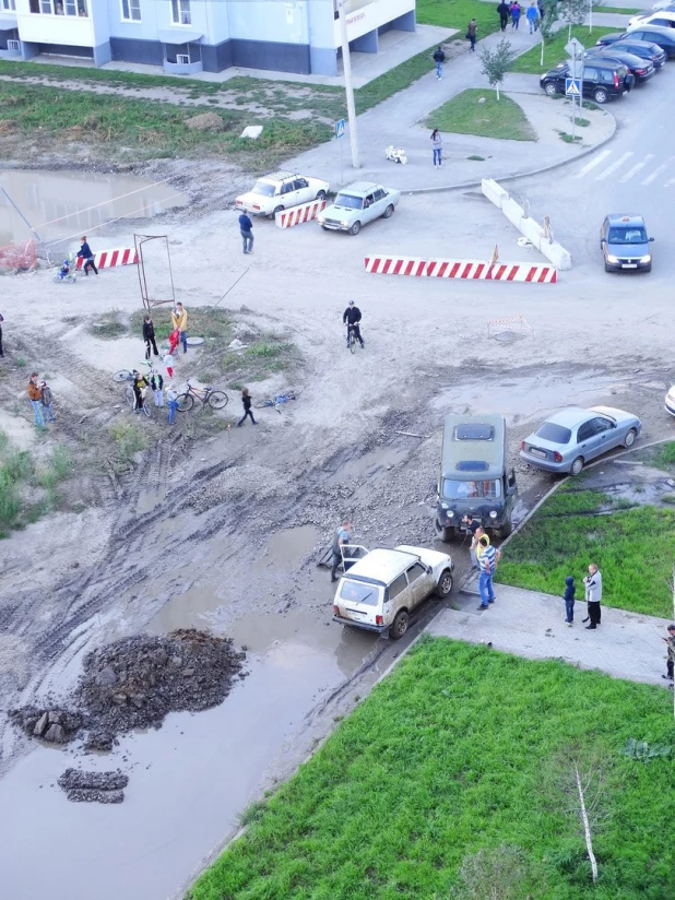 В Барнауле в яму на дороге провалилась "Нива". 16 августа 2017 года.