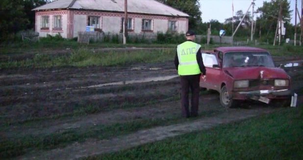 В Ребрихинском районе автоугонщик врезался на "Жигулях" в столб.