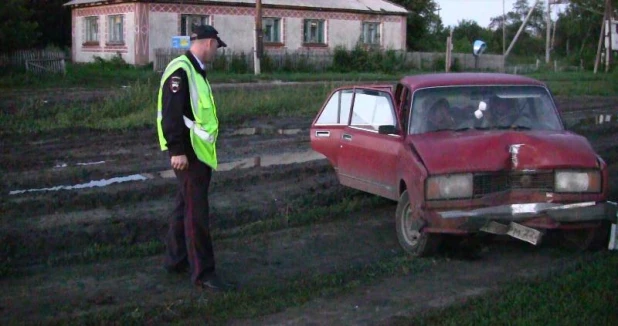 В Ребрихинском районе автоугонщик врезался на "Жигулях" в столб.