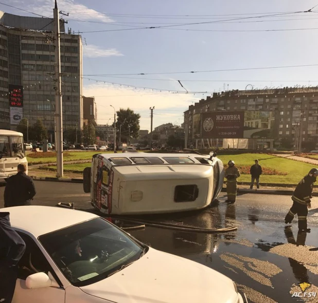 В Новосибирске перевернулась "Газель" с пассажирами. 17 августа 2017 года.