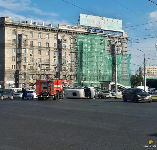 В Новосибирске перевернулась "Газель" с пассажирами. 17 августа 2017 года.