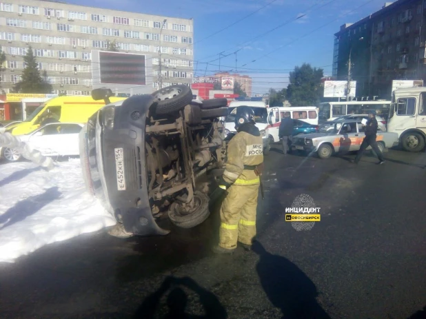 В Новосибирске перевернулась "Газель" с пассажирами. 17 августа 2017 года.