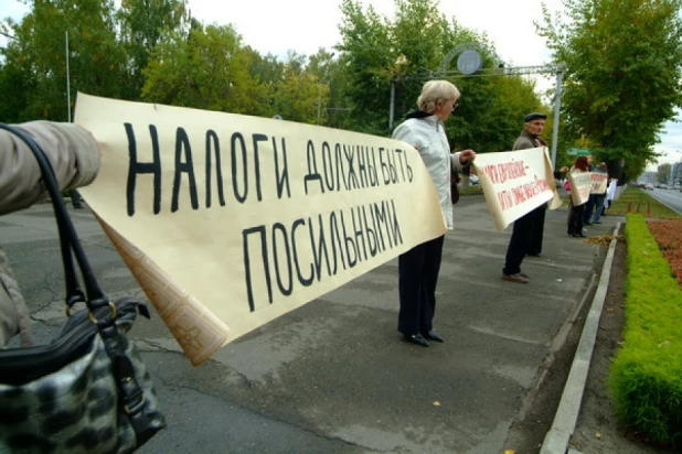 В Барнауле прошел митинг, участники которого требовали от городских властей снижения налога на имущество.