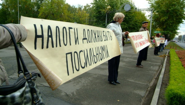 В Барнауле прошел митинг, участники которого требовали от городских властей снижения налога на имущество.
