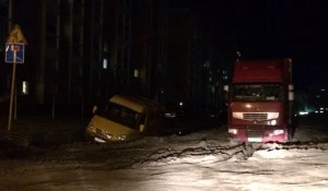 В Барнауле на Сергея Ускова в яме утонула газель.