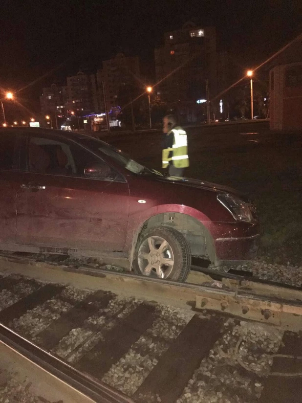 В Барнауле пьяная автоледи "залетела" в трамвайное кольцо на Малахова.