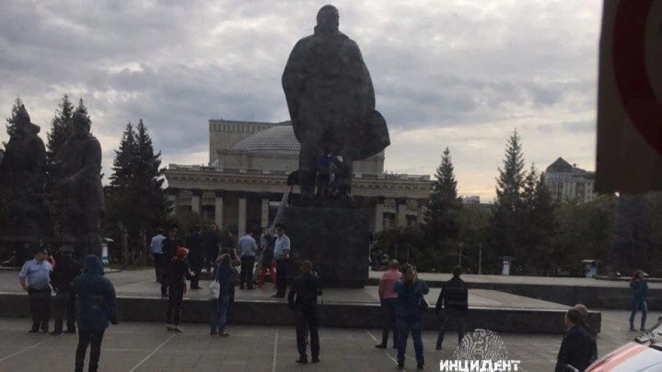 В Новосибирске девушка устроила политический перфоманс на памятнике Ленину. 22 августа 2017 года.