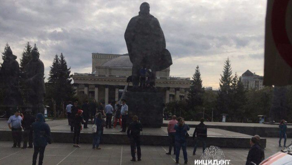 В Новосибирске девушка устроила политический перфоманс на памятнике Ленину. 22 августа 2017 года.