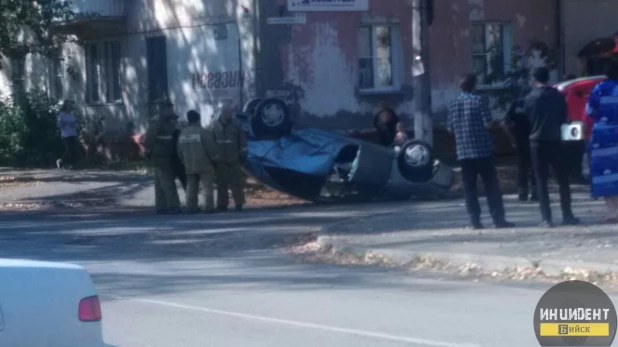 В Бийске перевернулась попавшая в ДТП Toyota. 22 августа 2017 года.