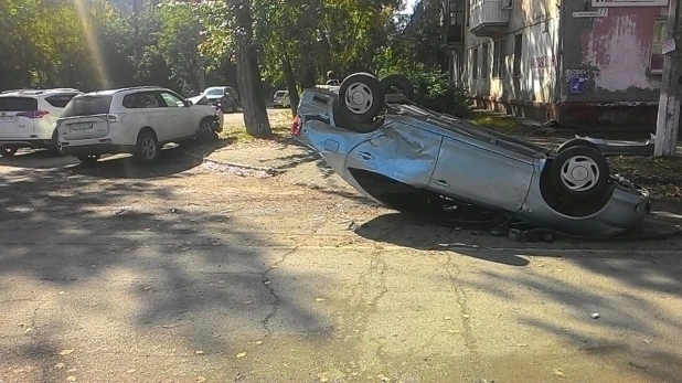 В Бийске перевернулась попавшая в ДТП Toyota. 22 августа 2017 года.