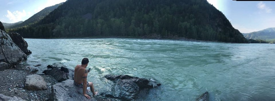 Андрей Волков купается в горной реке на Алтае.