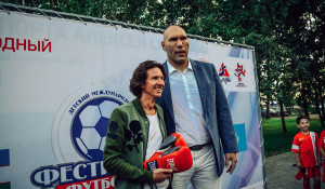 Николай Валуев в Парке Спорта подарил Алексею Смертину боксерские пречатки. 23 августа 2017 года.
