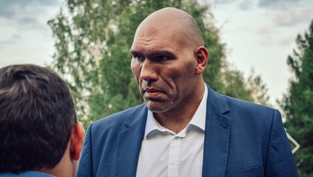 Николай Валуев в Парке Спорта подарил Алексею Смертину боксерские пречатки. 23 августа 2017 года.