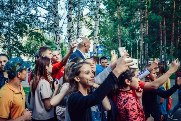 Николай Валуев в Парке Спорта подарил Алексею Смертину боксерские пречатки. 23 августа 2017 года.