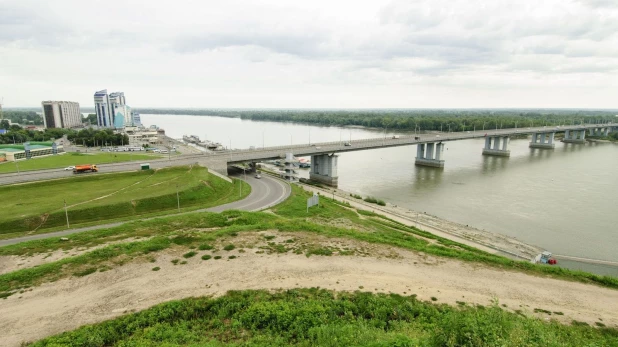 Вид на Барнаул с Нагорного парка.Новый мост и комплекс "Аквамарин".