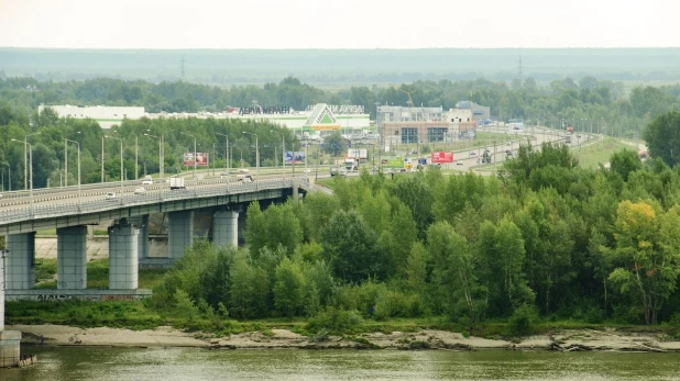 Новый мост и вид на правый берег Оби.