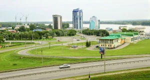 Автомобили в Барнауле. Вид на Барнаул с Нагорного парка.