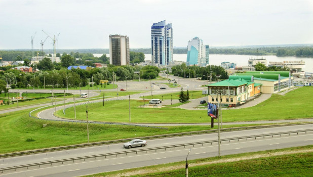 Автомобили в Барнауле. Вид на Барнаул с Нагорного парка.