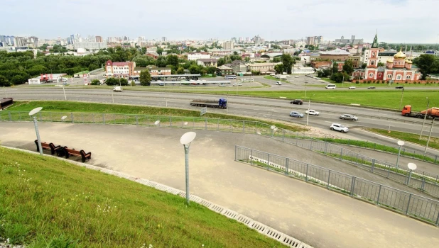 Автомобили в Барнауле. Вид на Барнаул с Нагорного парка.