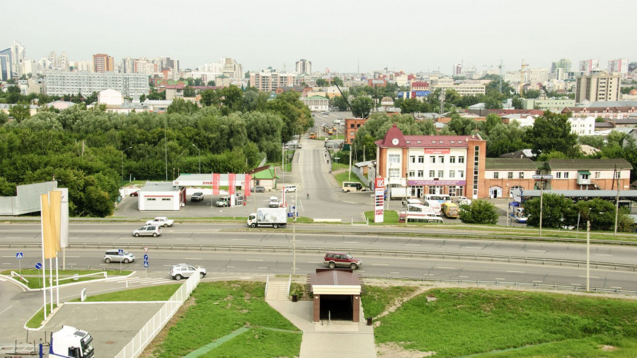 Автомобили в Барнауле. Вид на Барнаул с Нагорного парка.