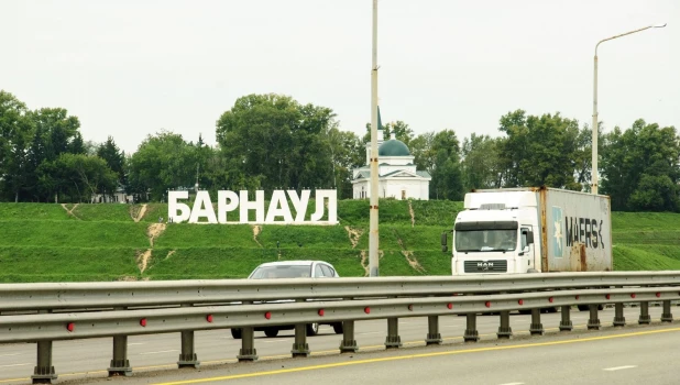 Автомобили в Барнауле. Грузовик.