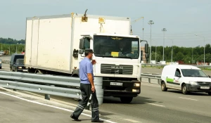 Автомобили в Барнауле. Грузовик у весового контроля.