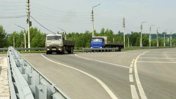 Автомобили в Барнауле. Грузовик у весового контроля.