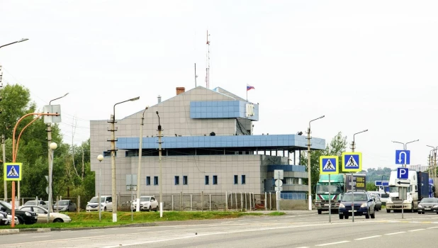 Автомобили в Барнауле. Правобережный тракт. Пост ГИБДД.