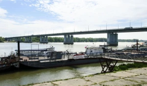 Новый мост и паромы на Оби. 