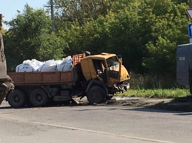 В Бийске врезались два КамАЗа. 25 августа 2017 года.