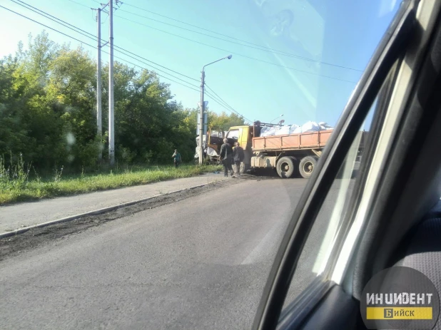 В Бийске врезались два КамАЗа. 25 августа 2017 года.