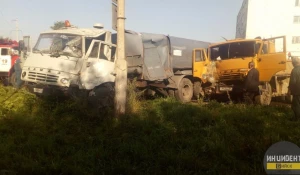 В Бийске врезались два КамАЗа. 25 августа 2017 года.