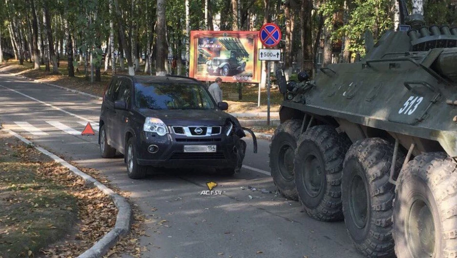 В Новосибирске столкнулись БТР и Nissan.