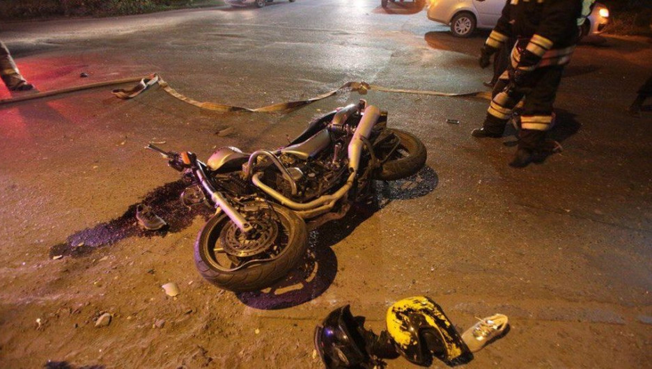 Мотоциклист, уходя от погони, попал в ДТП.
