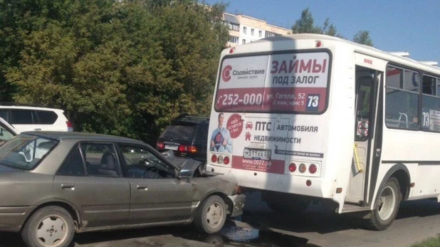 На Павловском тракте автобус попал в ДТП.