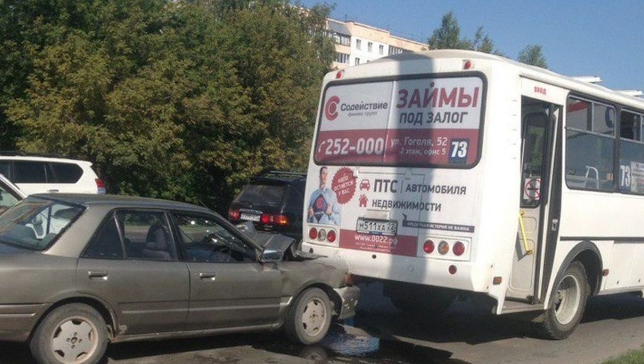 На Павловском тракте автобус попал в ДТП.