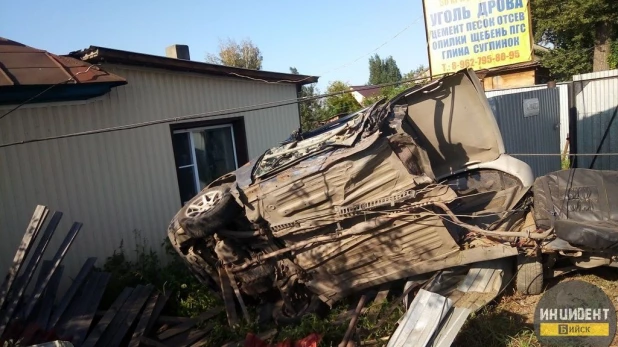 В Бийске автомобиль разорвало на части.