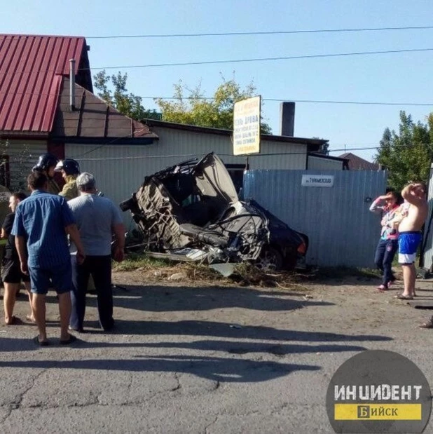 В Бийске автомобиль разорвало на части.