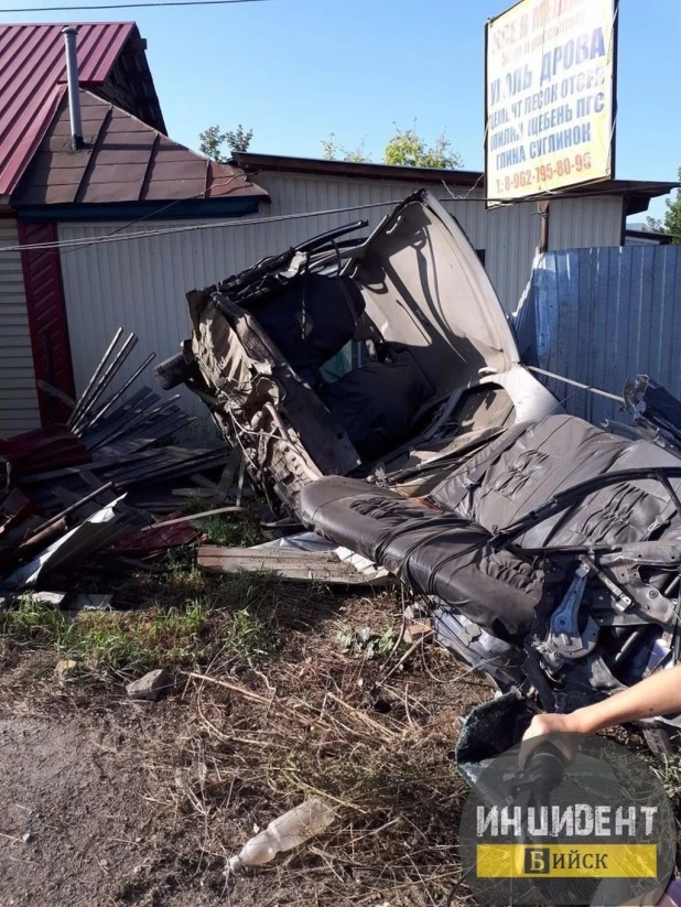 В Бийске автомобиль разорвало на части.